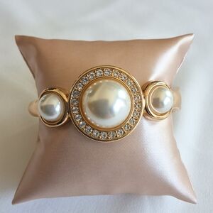 Elegant Gold and Pearl Bracelet